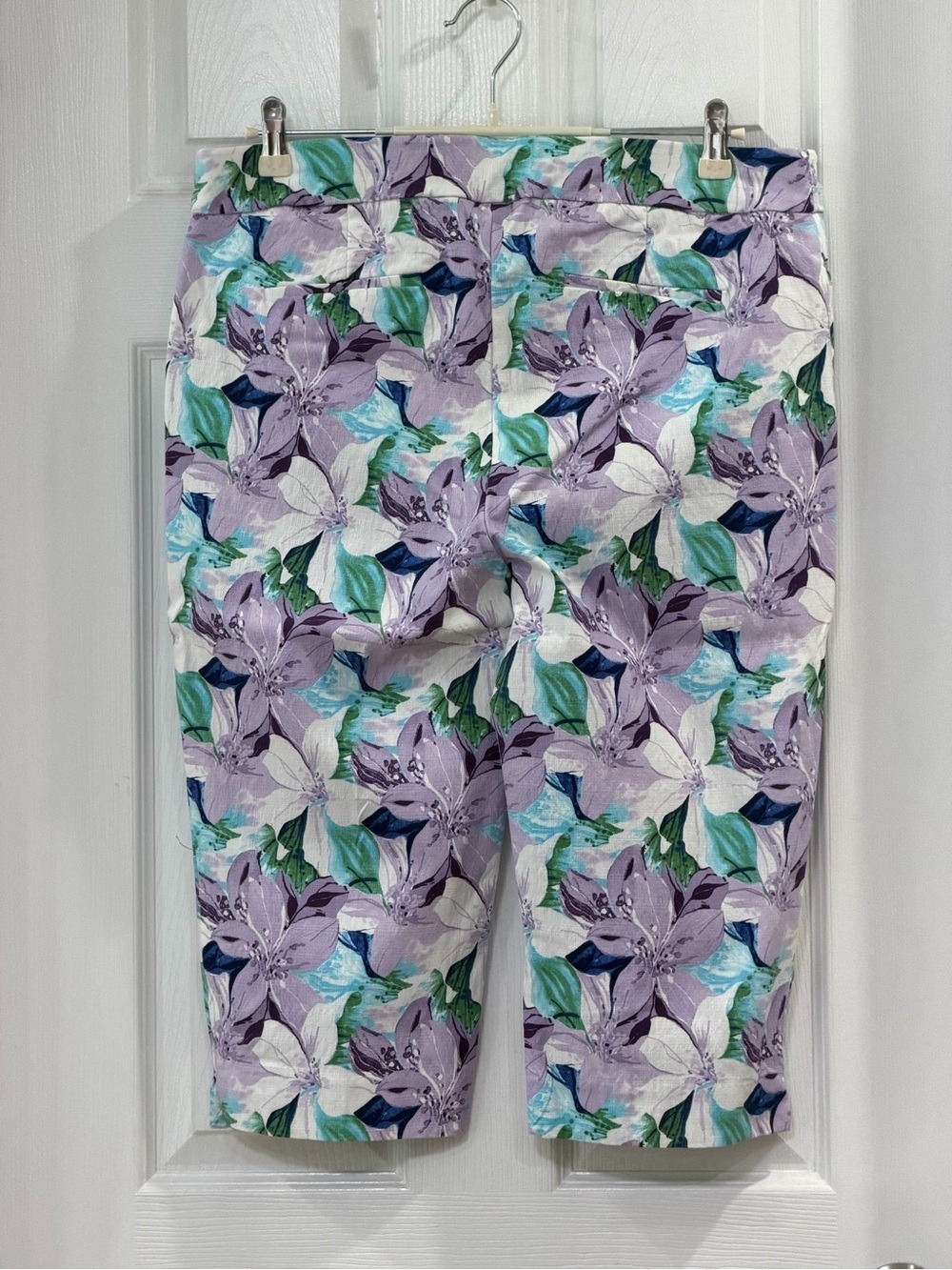 Chico's Brigitte Lily Pull-On Slim Capri pants - Picture 2 of 6